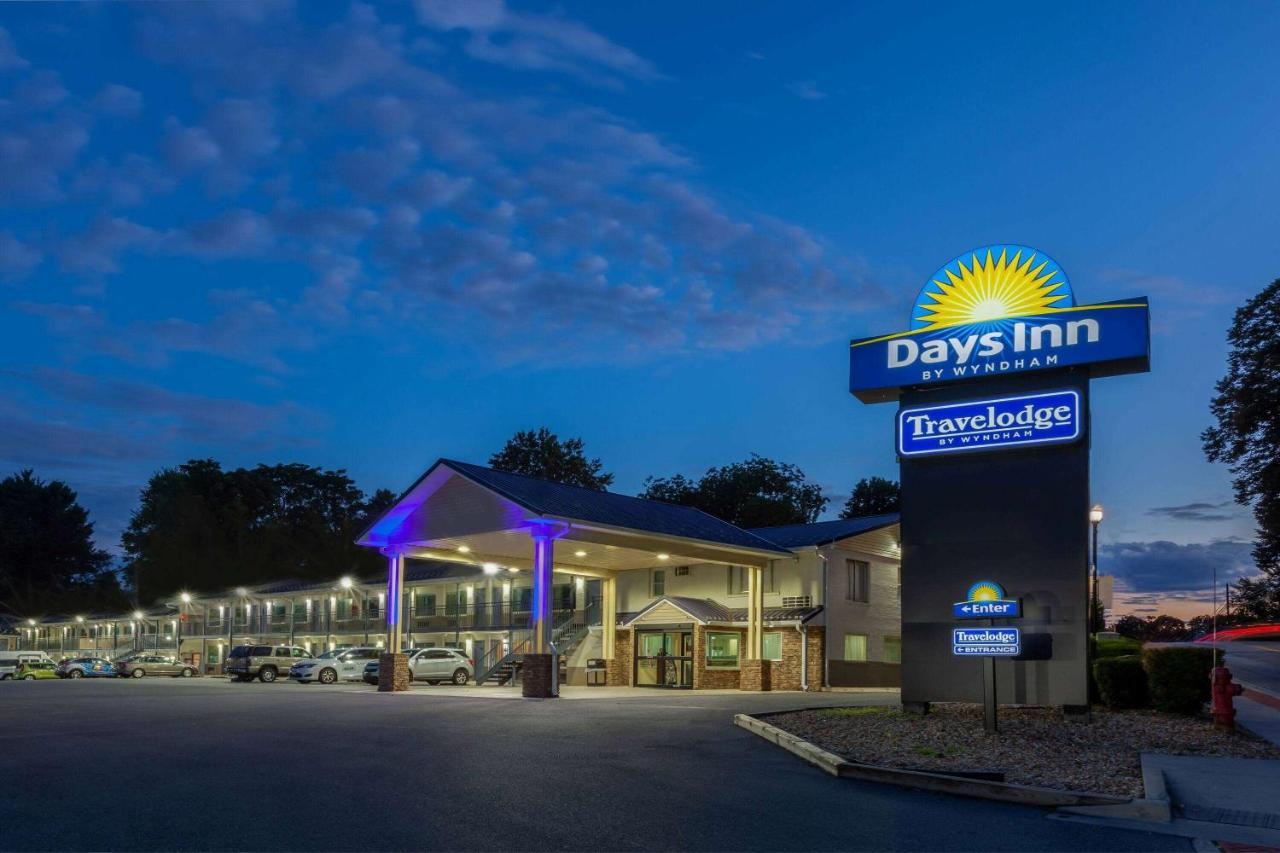 Travelodge By Wyndham Charles Town - Harpers Ferry Екстериор снимка