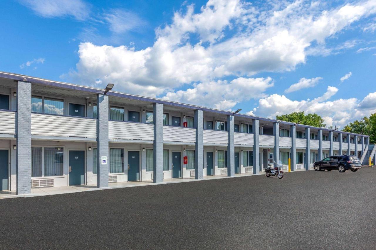 Travelodge By Wyndham Charles Town - Harpers Ferry Екстериор снимка