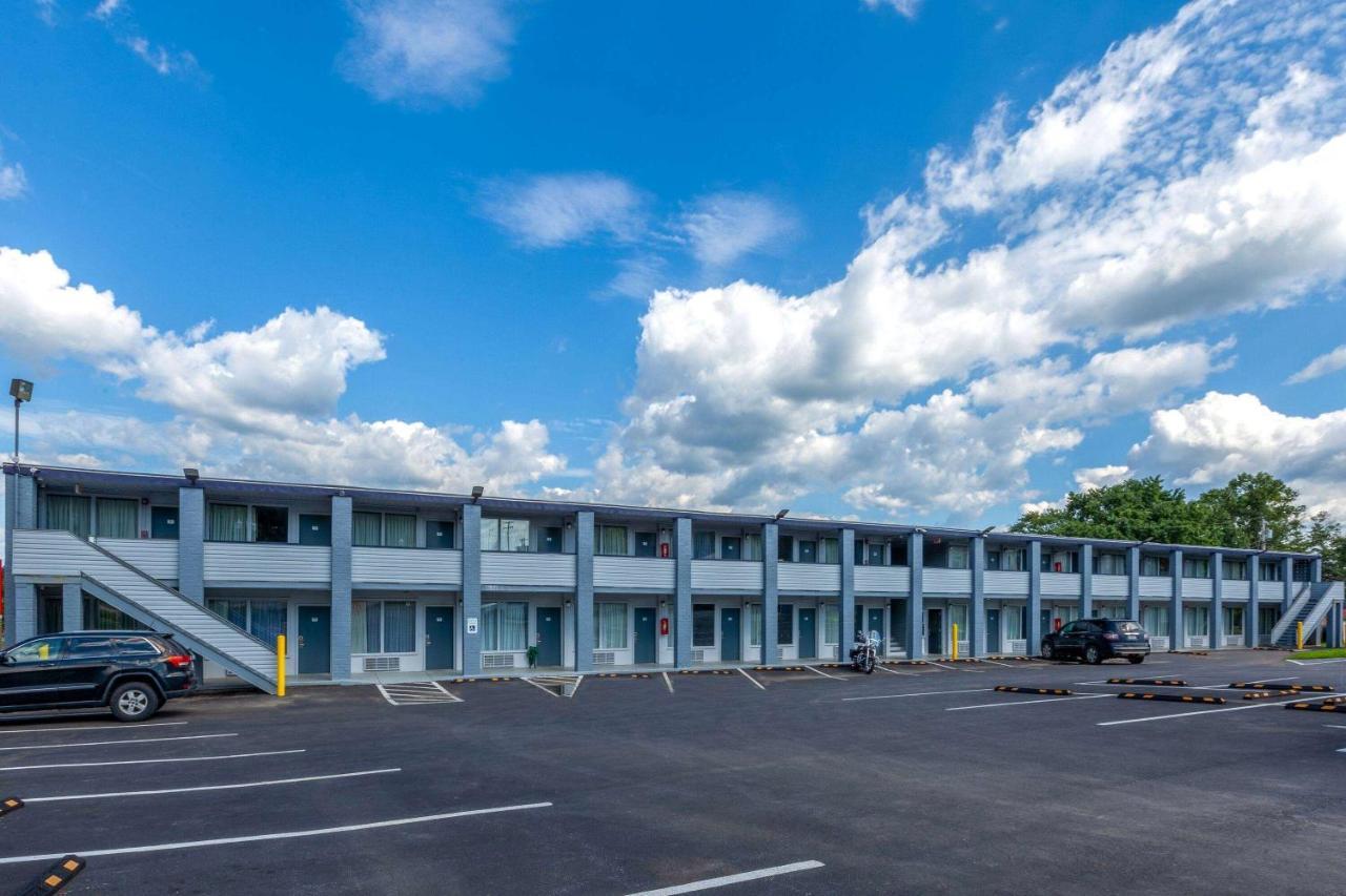 Travelodge By Wyndham Charles Town - Harpers Ferry Екстериор снимка