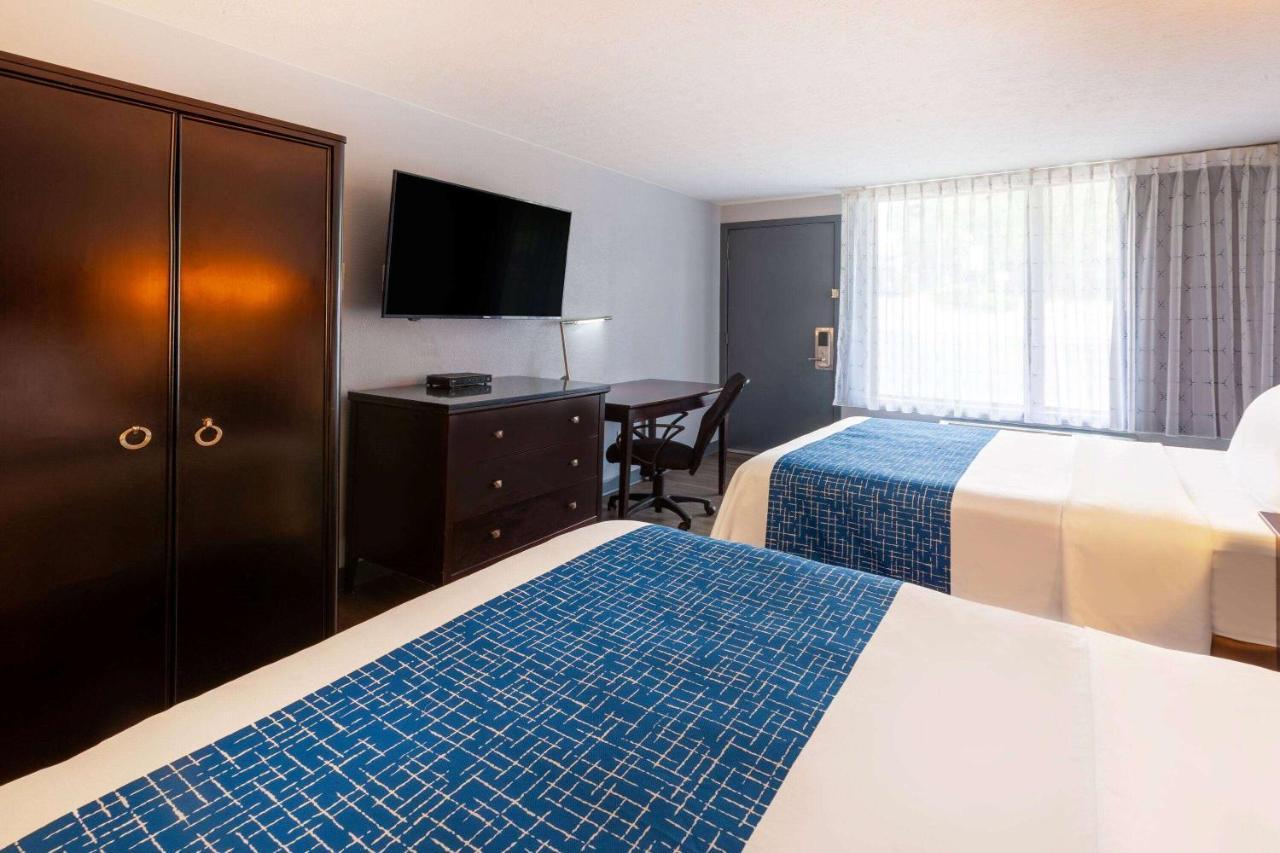 Travelodge By Wyndham Charles Town - Harpers Ferry Екстериор снимка