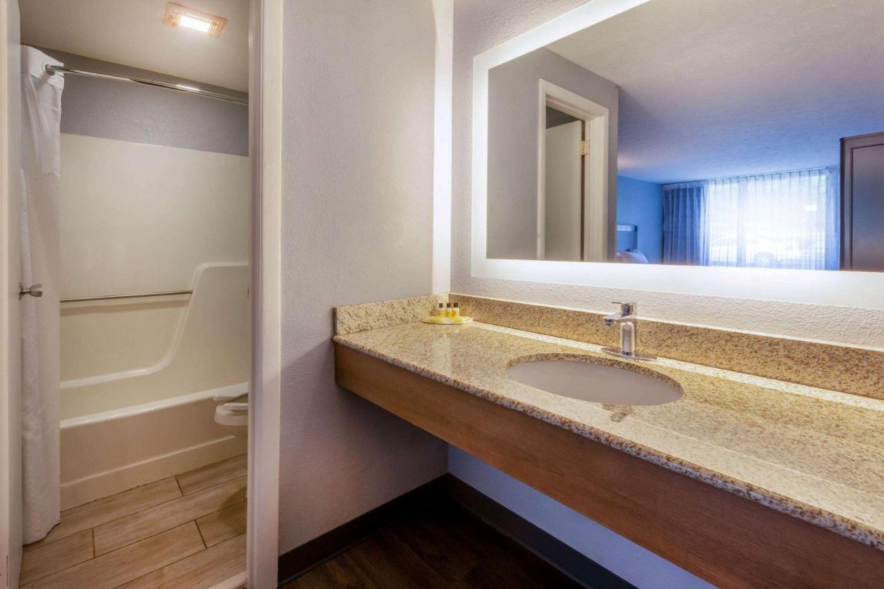 Travelodge By Wyndham Charles Town - Harpers Ferry Екстериор снимка