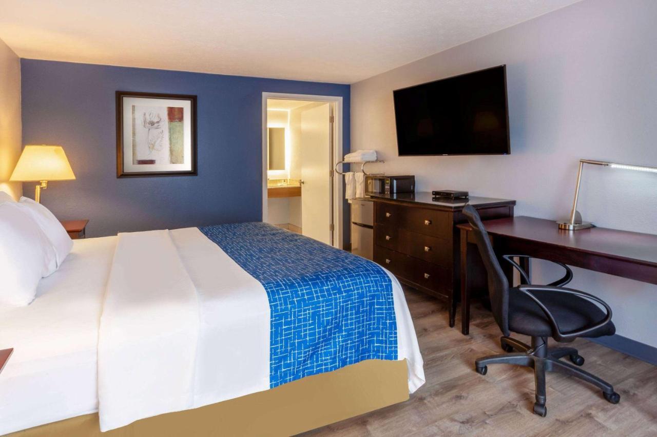 Travelodge By Wyndham Charles Town - Harpers Ferry Екстериор снимка