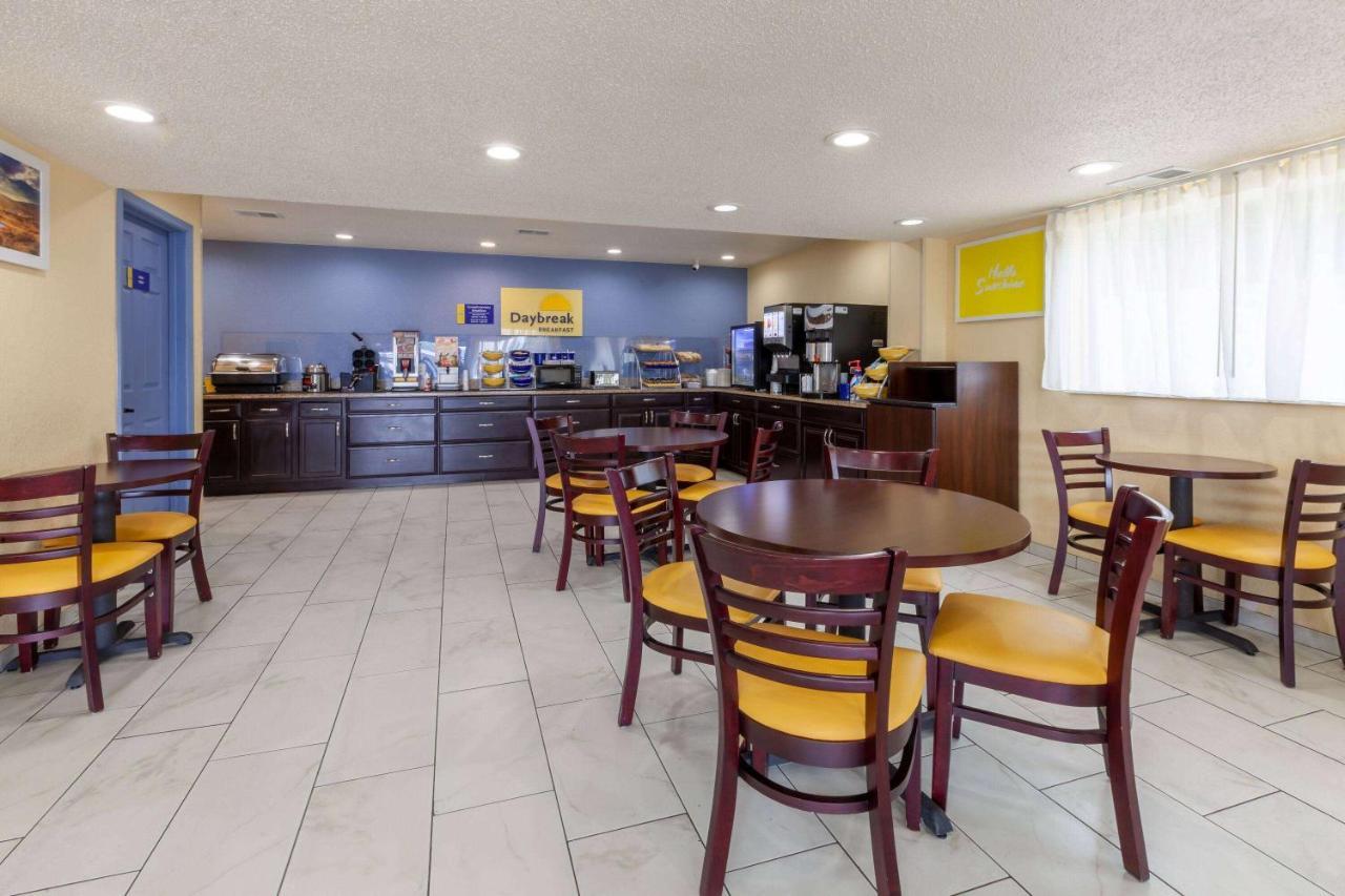 Travelodge By Wyndham Charles Town - Harpers Ferry Екстериор снимка