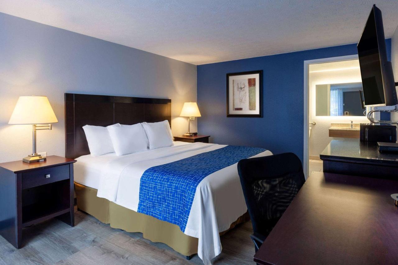 Travelodge By Wyndham Charles Town - Harpers Ferry Екстериор снимка