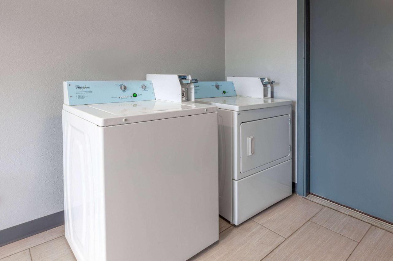 Travelodge By Wyndham Charles Town - Harpers Ferry Екстериор снимка